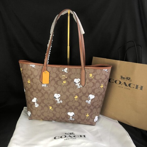 NWT COACH Peanuts Snoopy Tote bag! - Picture 2 of 14